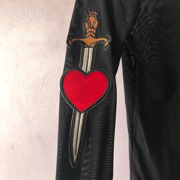 Mesh top with heart sword patches - Picture 3 of 4